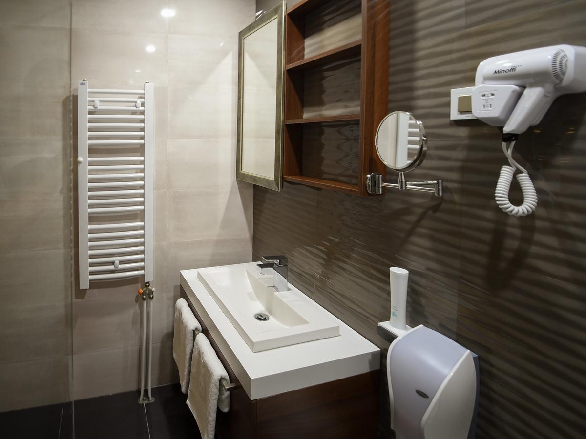 Hotel Ideo Lux Ni Екстериор снимка