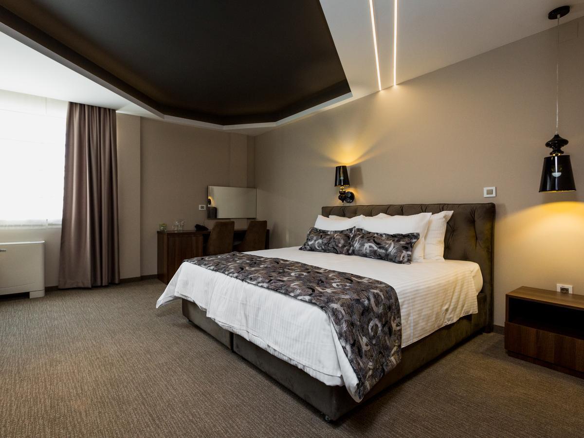 Hotel Ideo Lux Ni Екстериор снимка