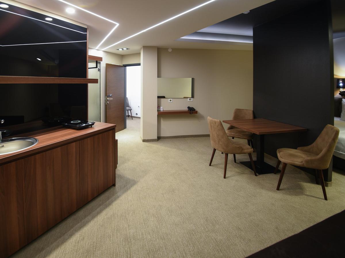Hotel Ideo Lux Ni Екстериор снимка