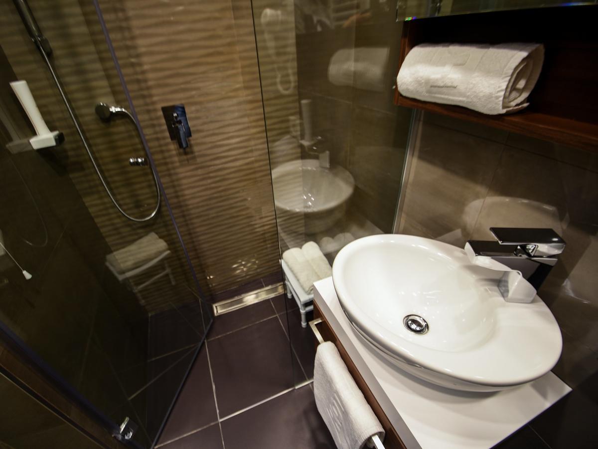 Hotel Ideo Lux Ni Екстериор снимка