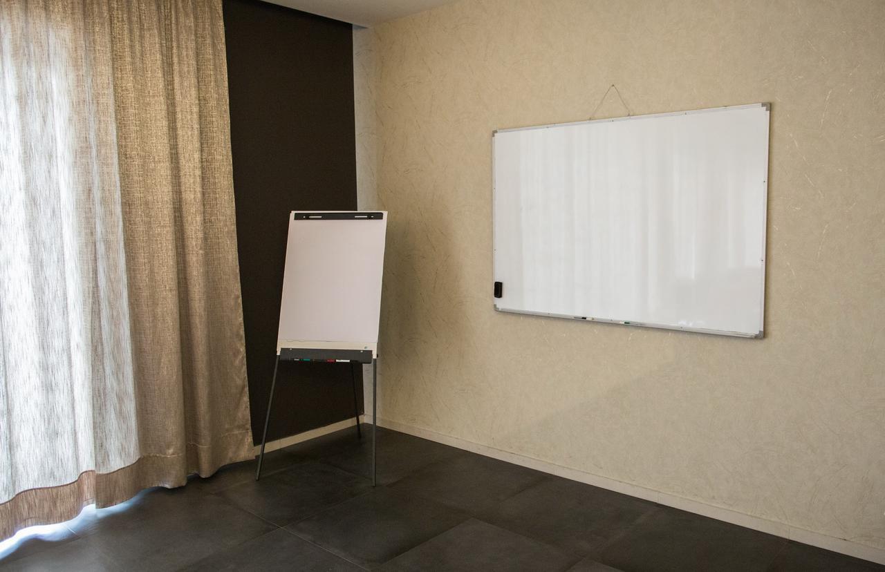Hotel Ideo Lux Ni Екстериор снимка
