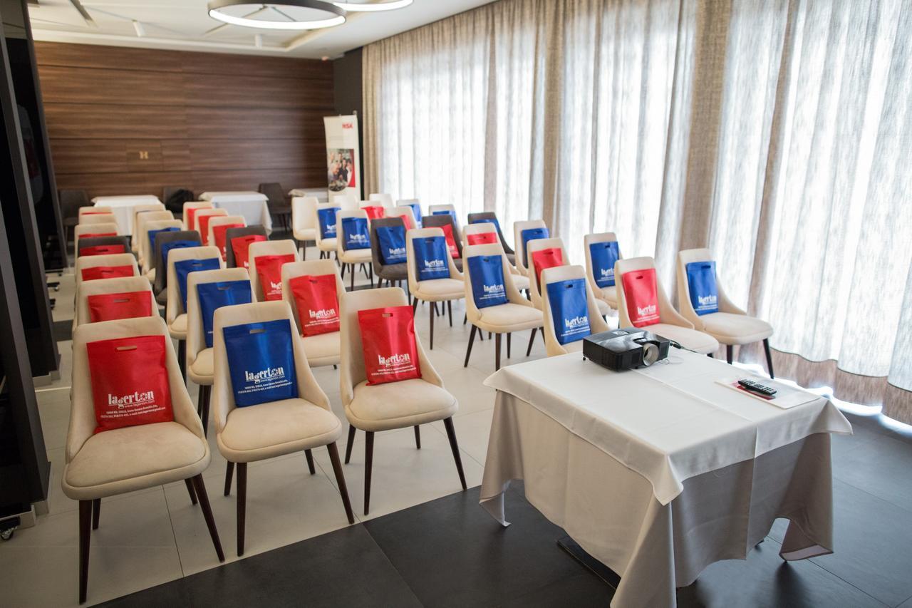 Hotel Ideo Lux Ni Екстериор снимка