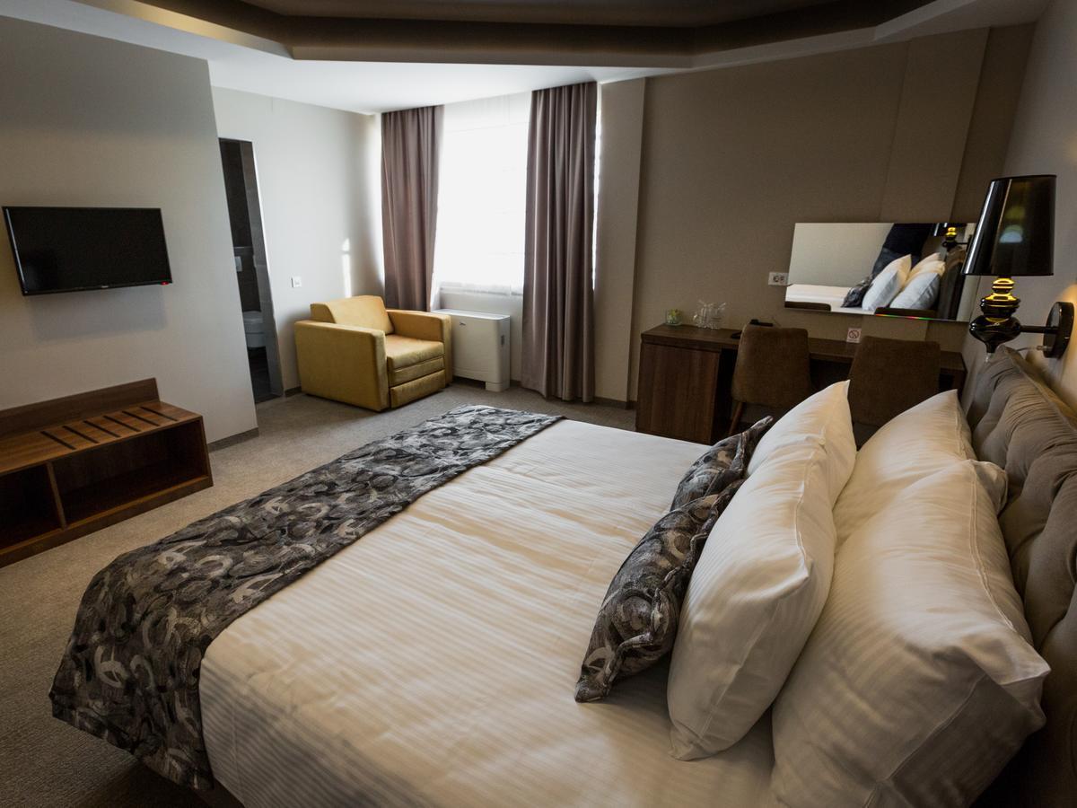 Hotel Ideo Lux Ni Екстериор снимка